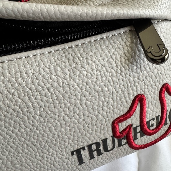 True Religion Toiletry Bag Men's
Grey /Red Quadry Horseshoe Logo... - Picture 8 of 8